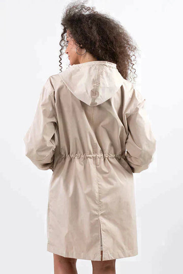 Dry | Waterdichte regenjas met knopen en capuchon in de kleur Beige voor dames in Outdoor stijl ideaal voor de herfst.