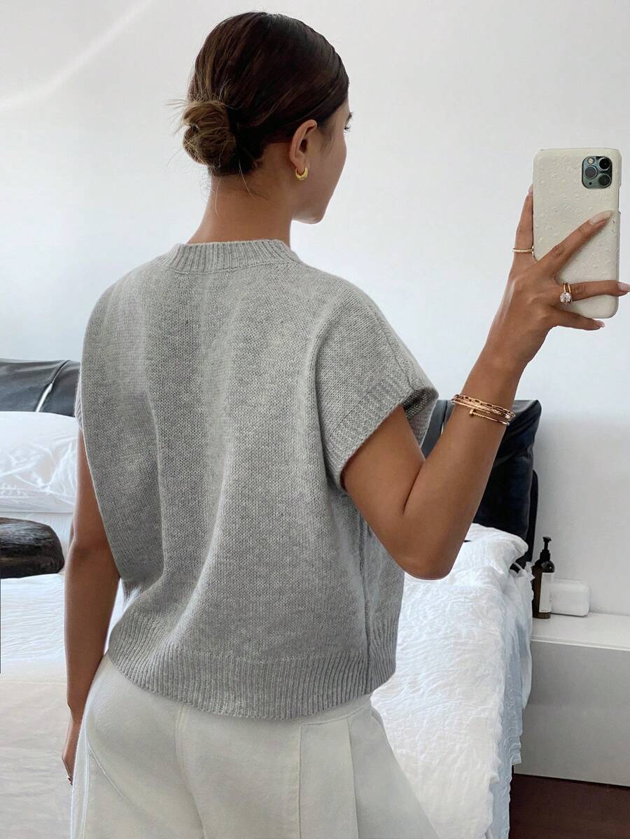 Casual sweater with short sleeves and round neckline