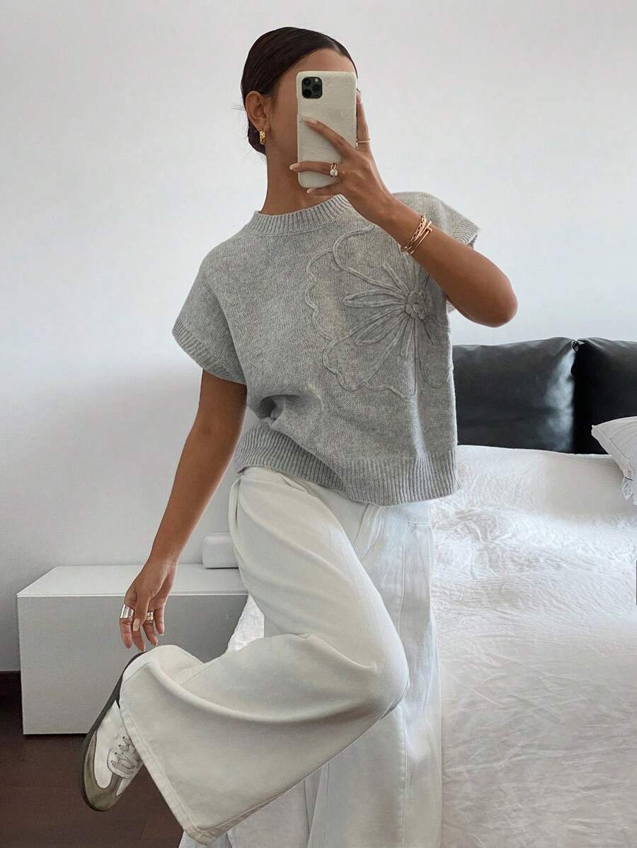 Casual sweater with short sleeves and round neckline