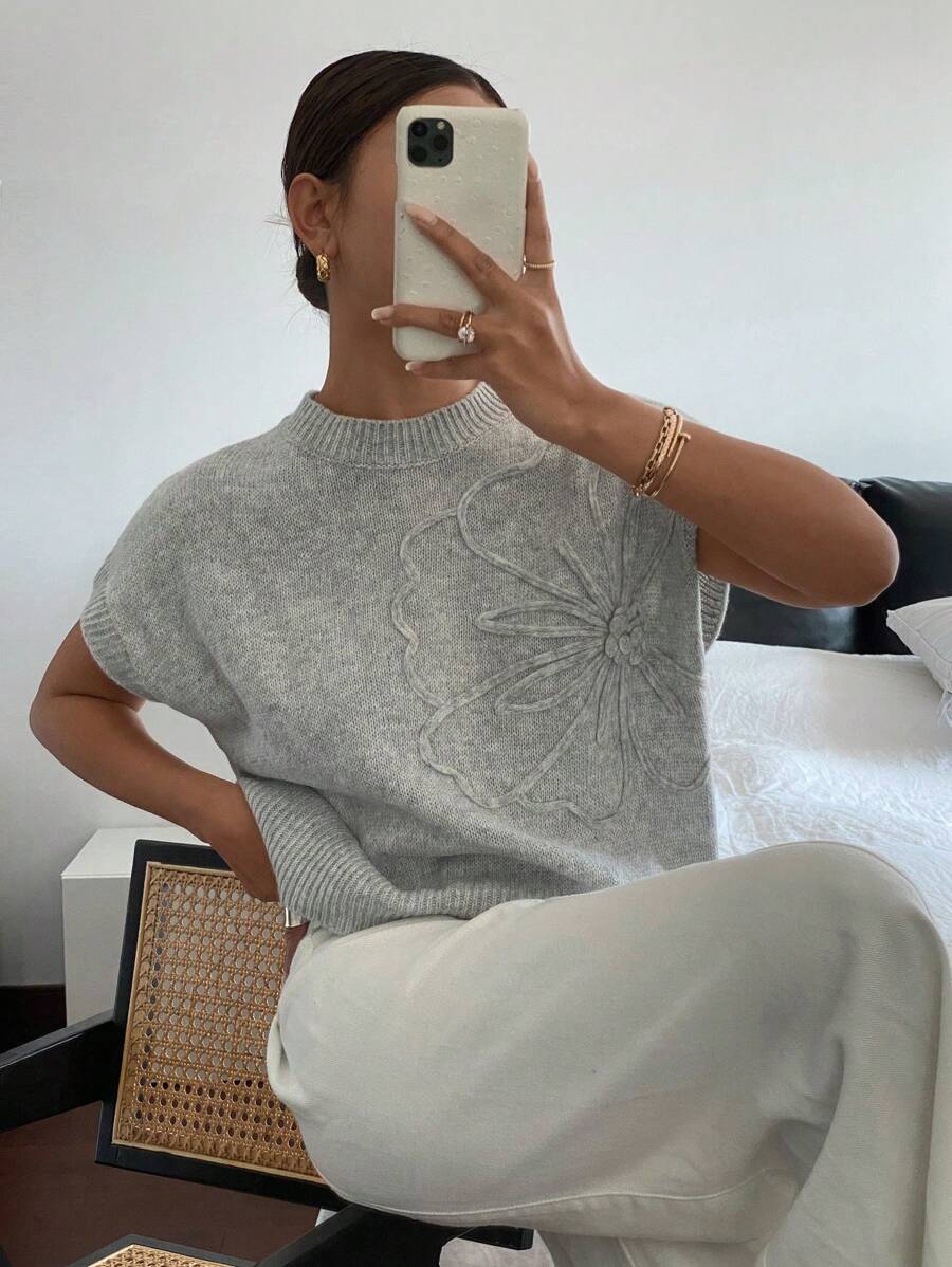 Casual sweater with short sleeves and round neckline