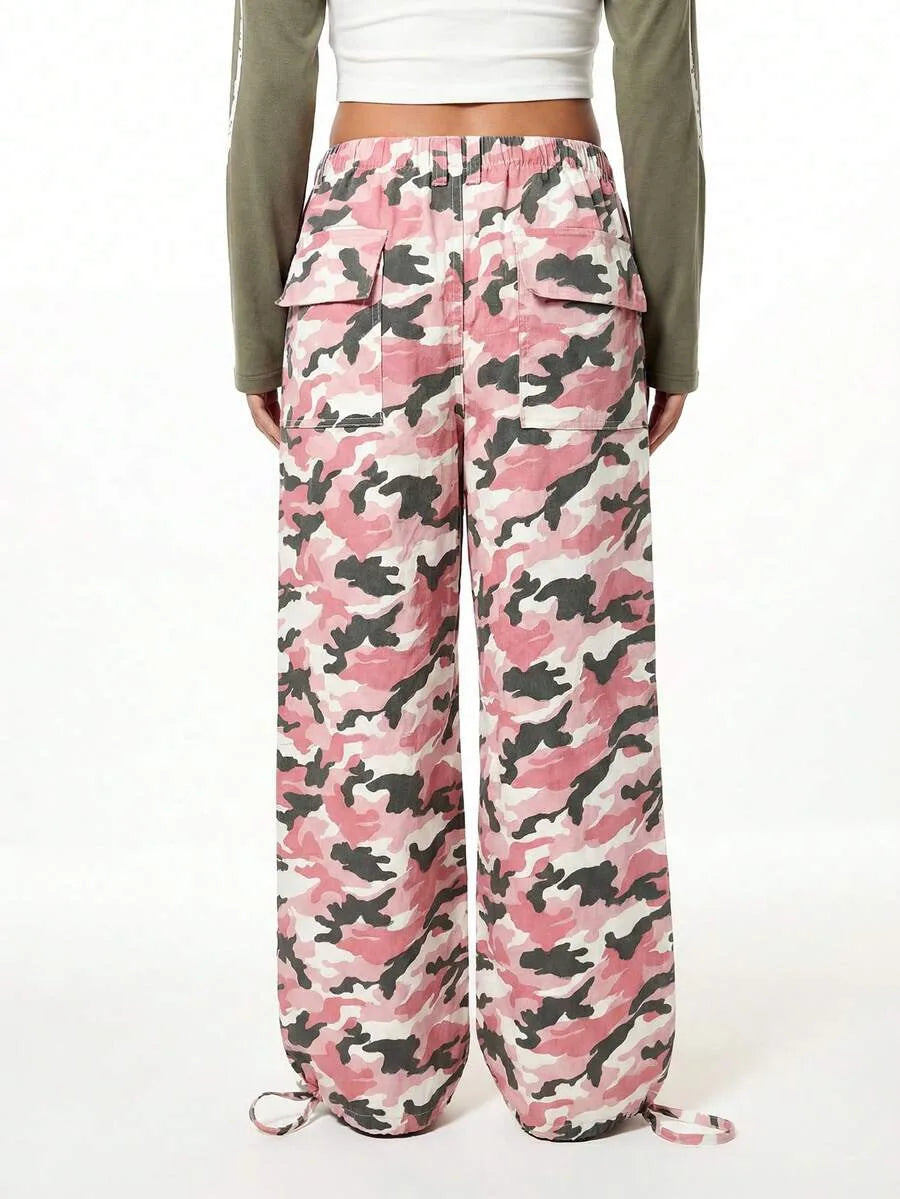 Wide leg cargo pants met camouflage