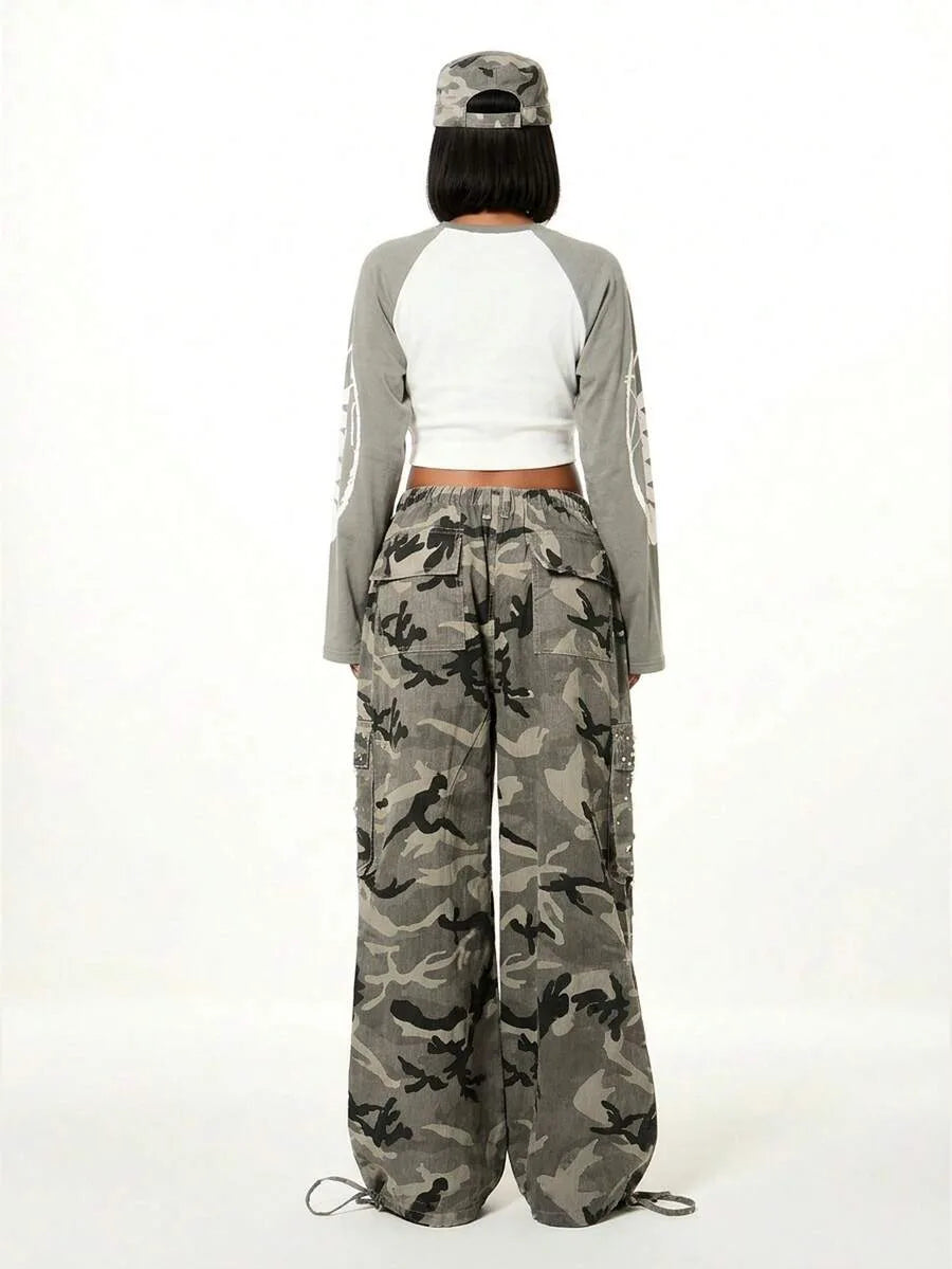 Wide leg cargo pants met camouflage
