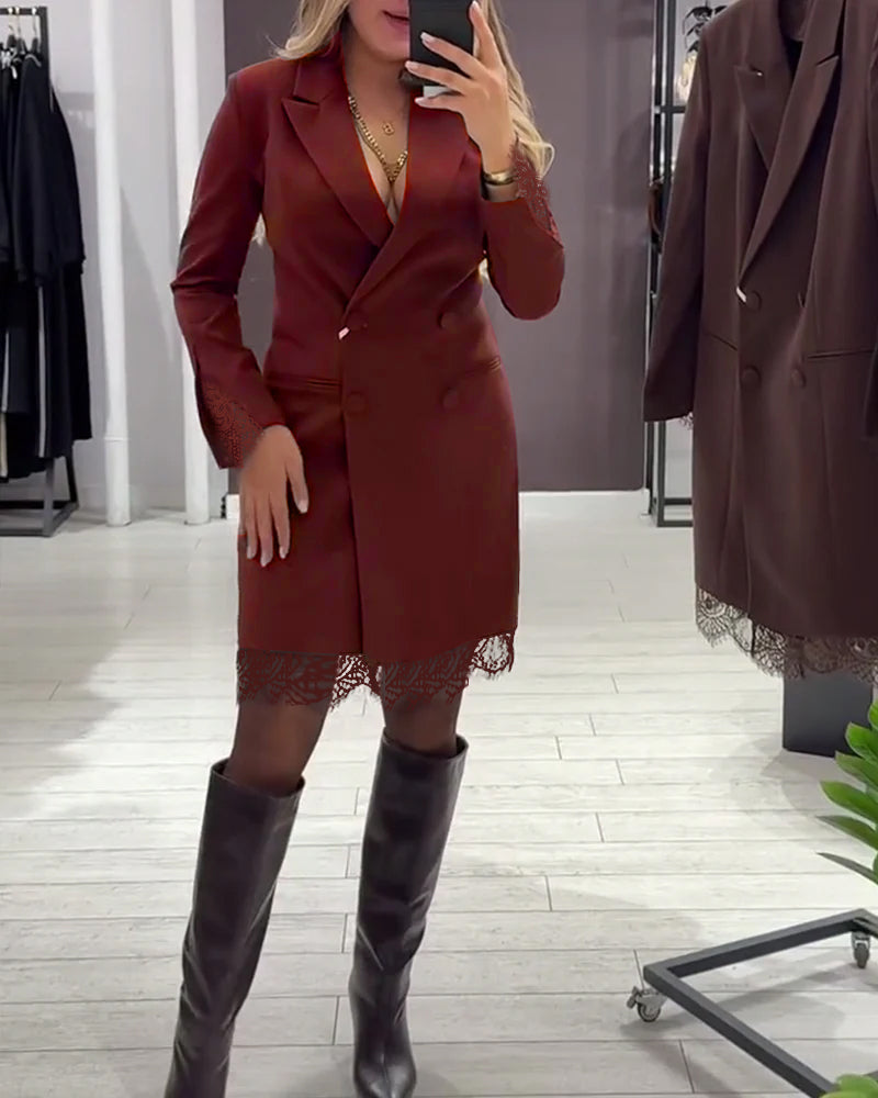 Elegancka sukienka z dekoltem w serek i kontrastowymi detalami