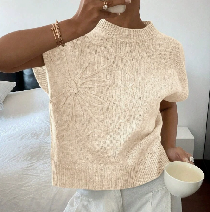 Casual sweater with short sleeves and round neckline