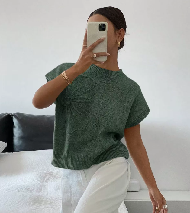 Casual sweater with short sleeves and round neckline