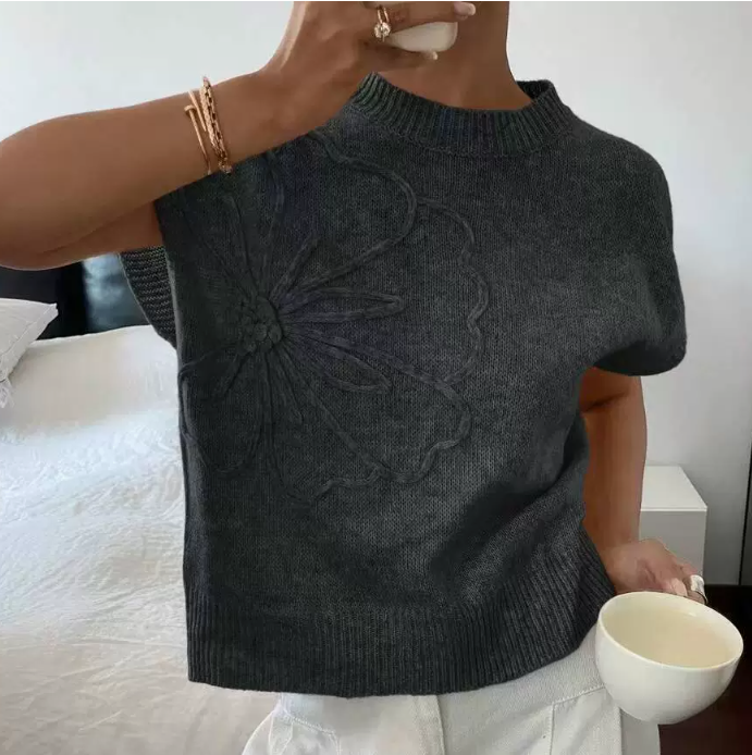 Casual sweater with short sleeves and round neckline
