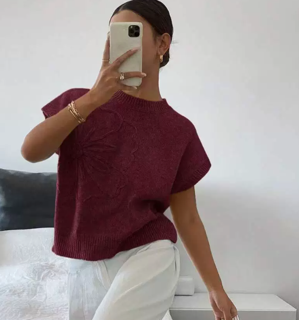 Casual sweater with short sleeves and round neckline