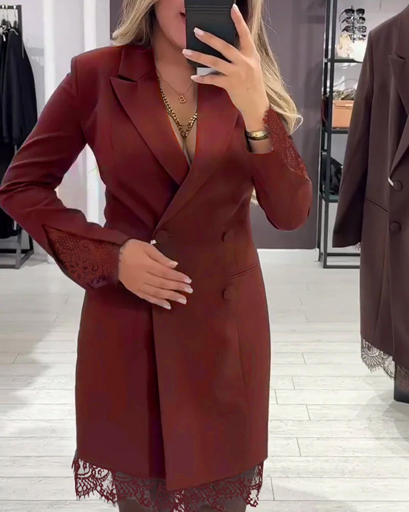 Elegancka sukienka z dekoltem w serek i kontrastowymi detalami