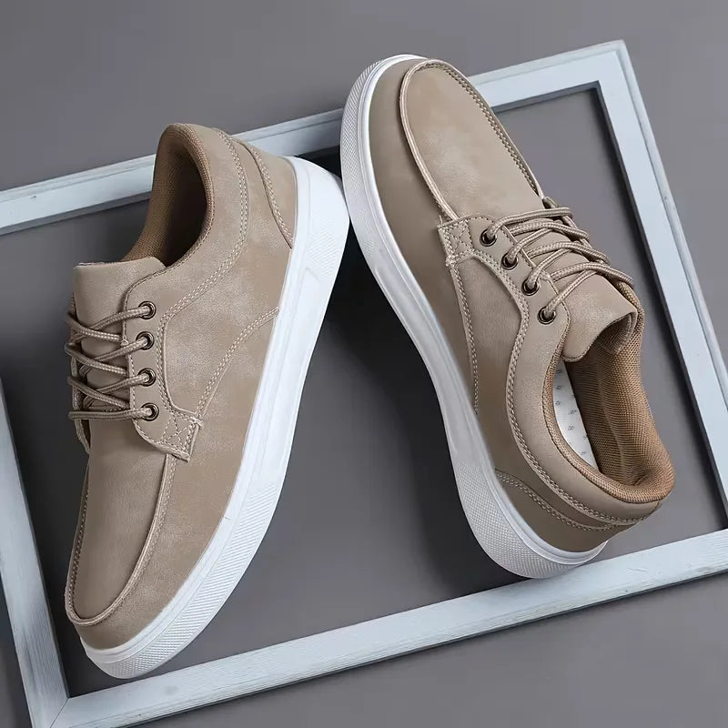 Lage sneakers met lace-up sluiting