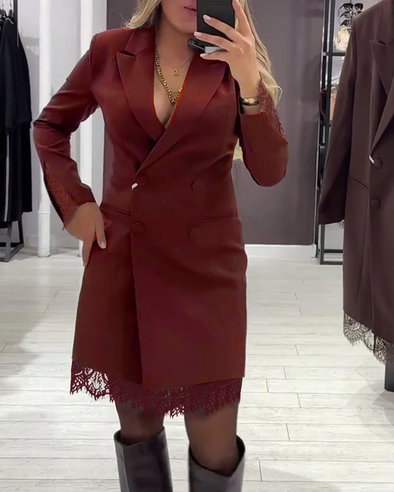 Elegancka sukienka z dekoltem w serek i kontrastowymi detalami