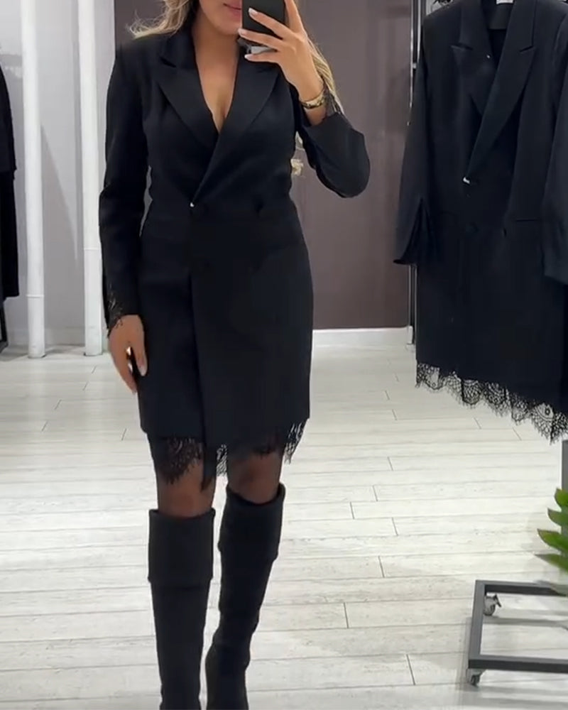 Elegancka sukienka z dekoltem w serek i kontrastowymi detalami