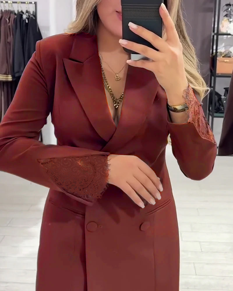 Elegancka sukienka z dekoltem w serek i kontrastowymi detalami
