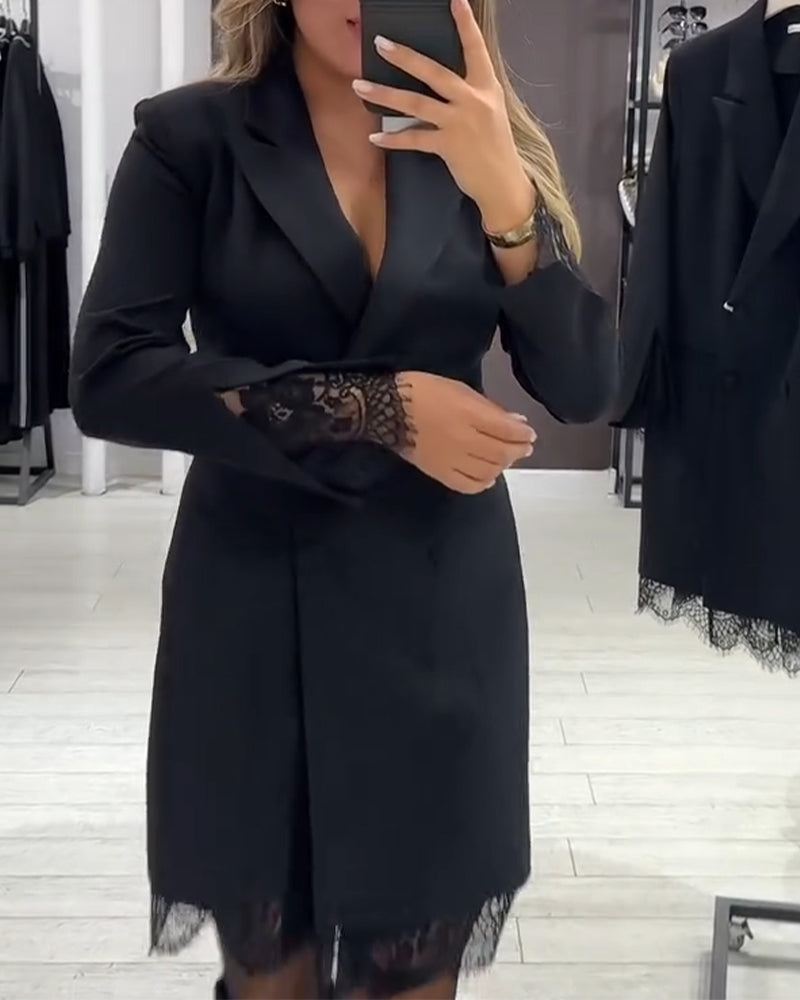 Elegancka sukienka z dekoltem w serek i kontrastowymi detalami
