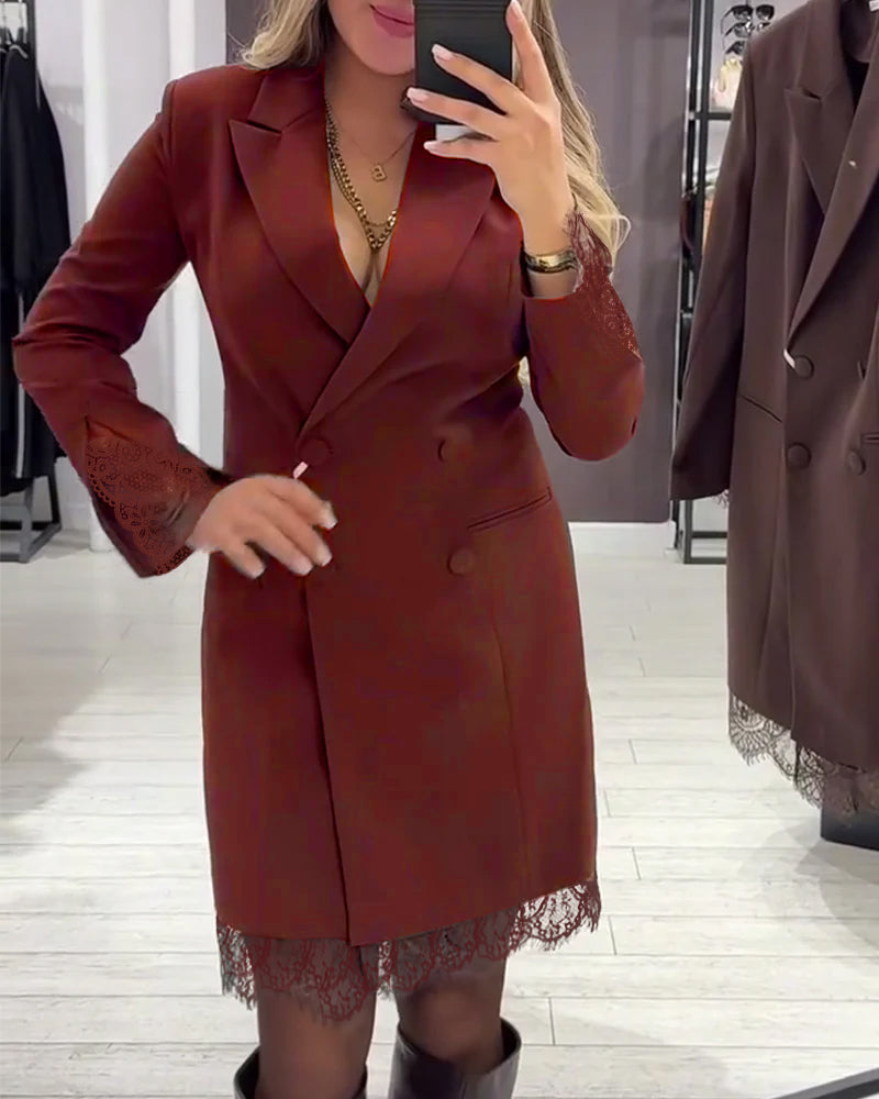 Elegancka sukienka z dekoltem w serek i kontrastowymi detalami