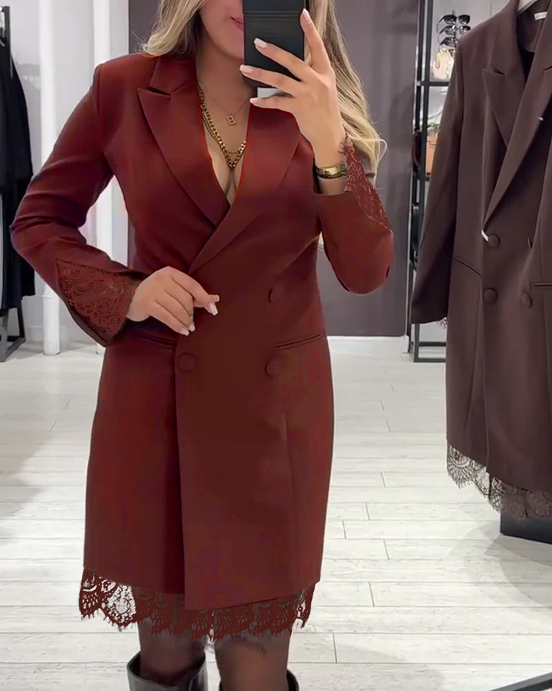 Elegancka sukienka z dekoltem w serek i kontrastowymi detalami