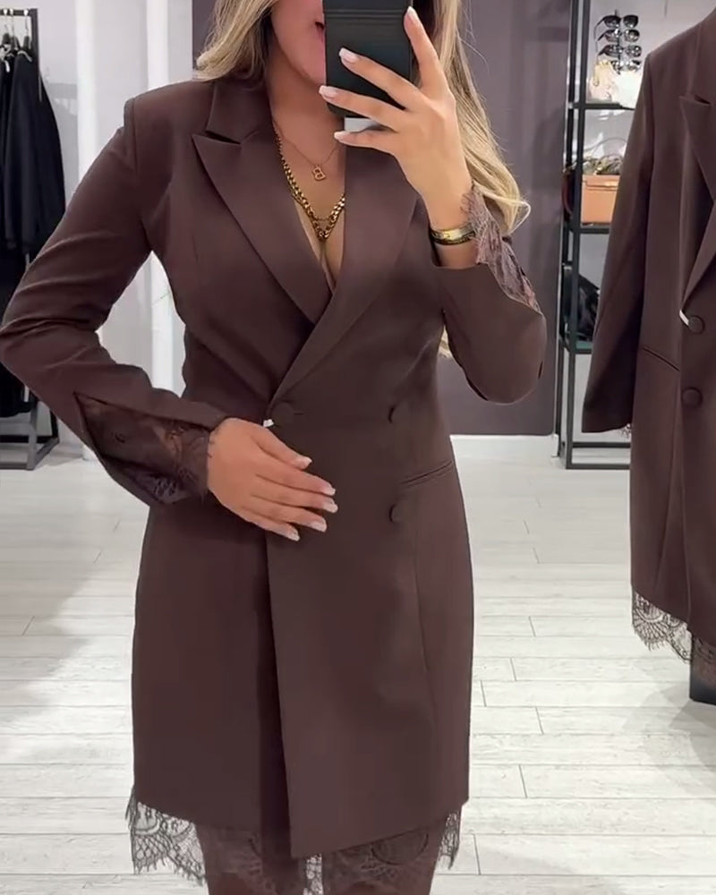 Elegancka sukienka z dekoltem w serek i kontrastowymi detalami