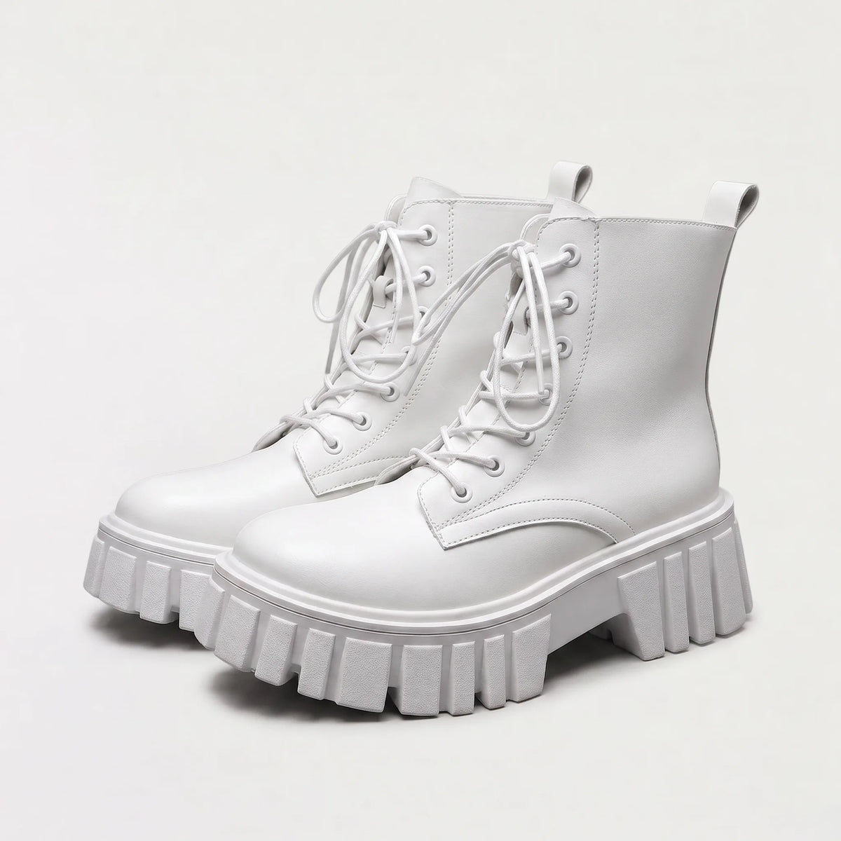 Witte enkellaarsjes met chunky sole