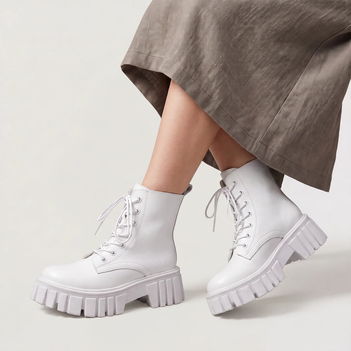 Witte enkellaarsjes met chunky sole