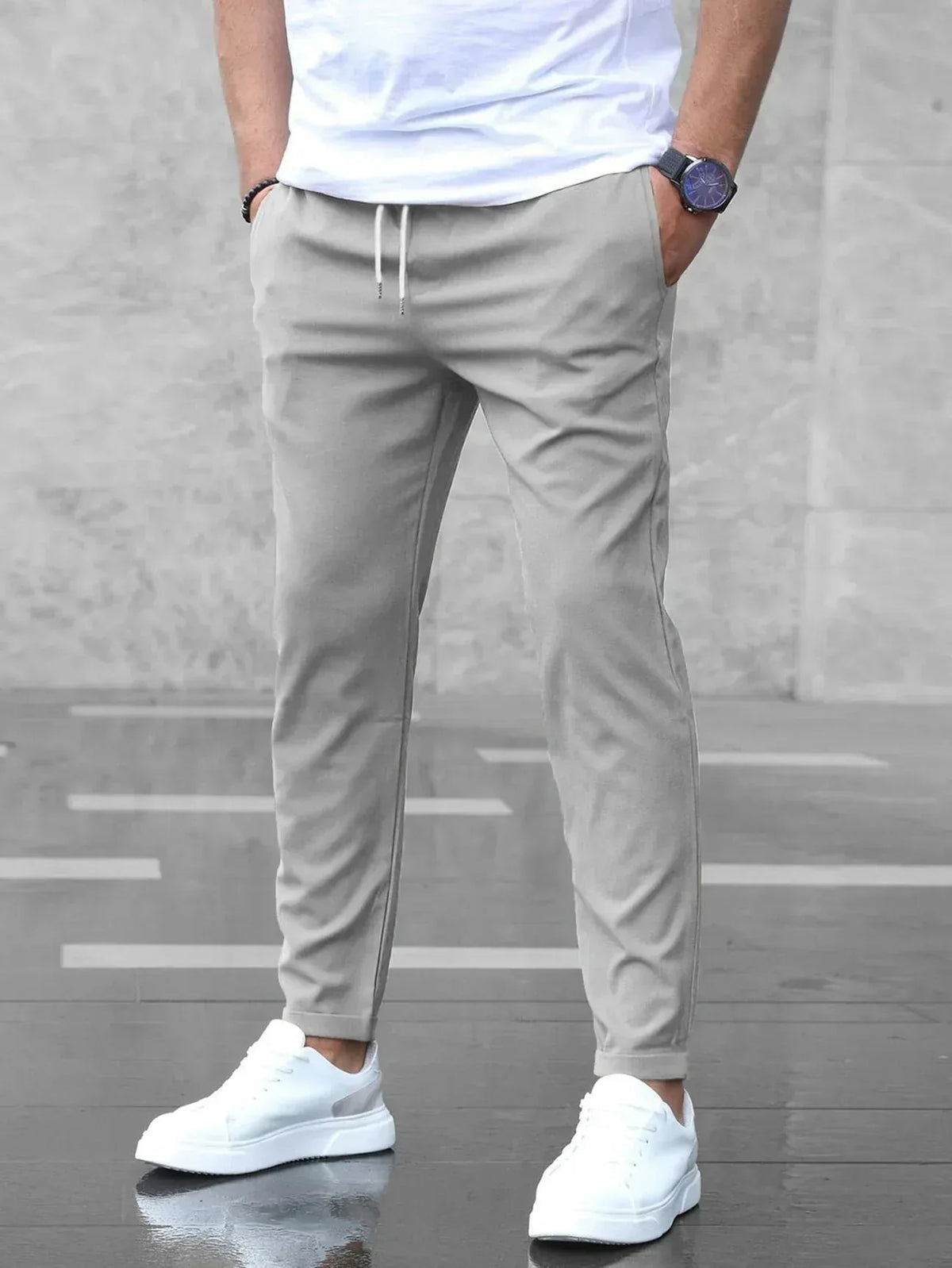 Slim fit broek met elastische taille en zijzakken