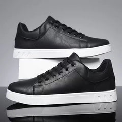 Sneakers van kunstleer met vetersluiting