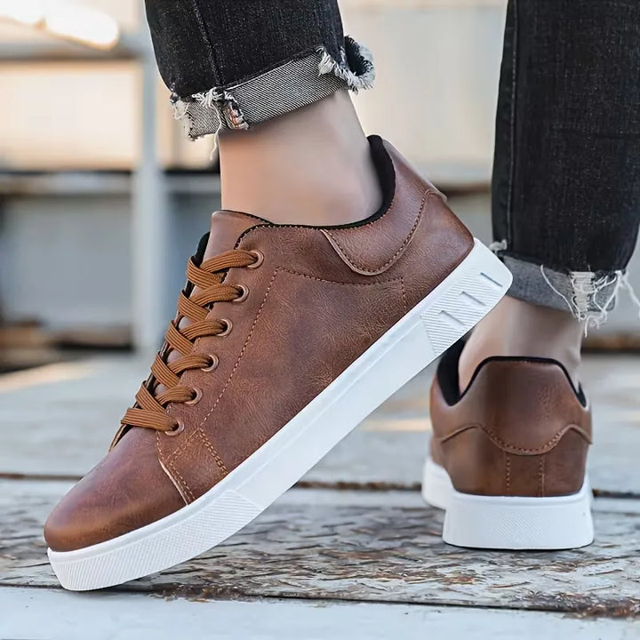 Sneakers van kunstleer met vetersluiting