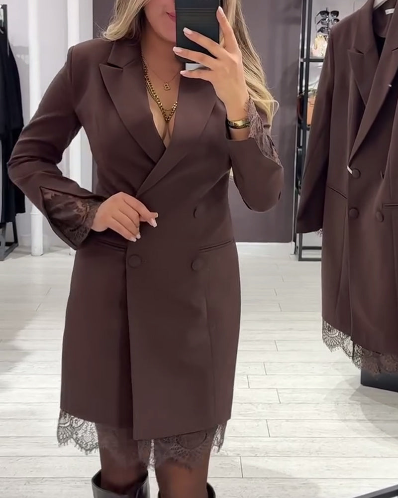 Elegancka sukienka z dekoltem w serek i kontrastowymi detalami