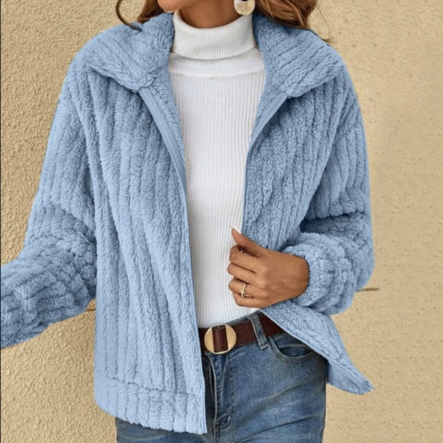 Aloisa | nonchalante pluche jas in de kleur Blauw voor dames in stijl ideaal voor de winter