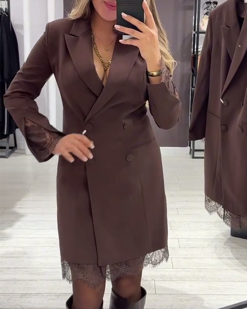 Elegancka sukienka z dekoltem w serek i kontrastowymi detalami
