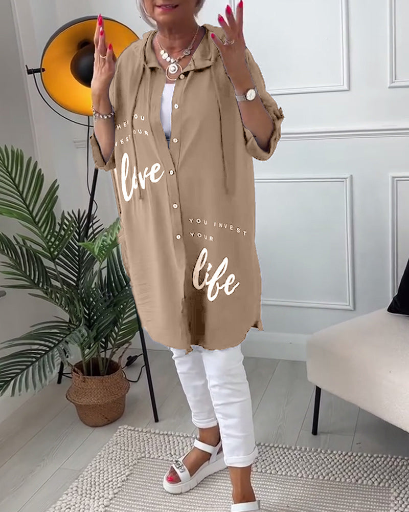 Blouse met capuchon en knopen met letterprint in de kleur Khaki voor dames in stijl ideaal voor de lente.