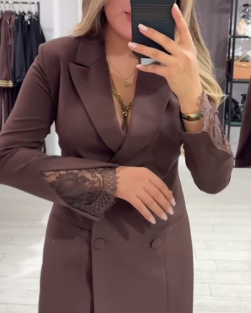 Elegancka sukienka z dekoltem w serek i kontrastowymi detalami