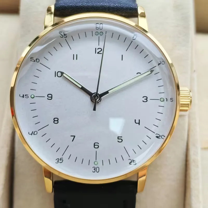 Analoge horloge met leren band