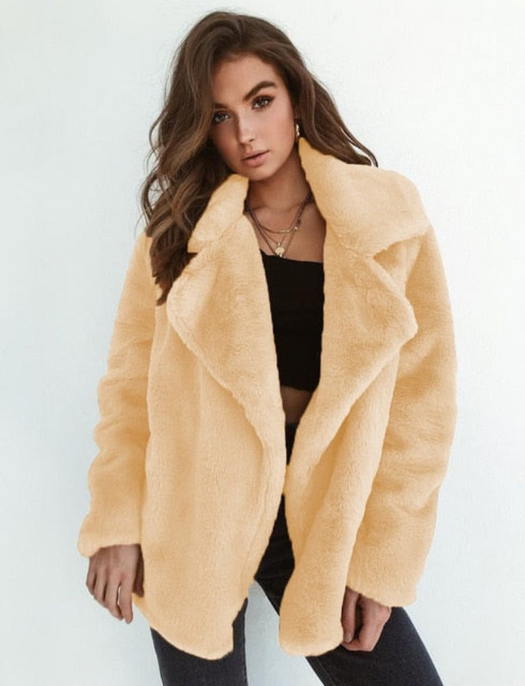 Dafne | Luxe Kunstbont Jas in de kleur Beige voor in stijl ideaal voor de herfst.