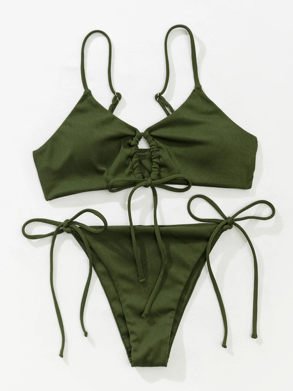 Demi bikini | Simpel & trendy in de kleur Zwart voor dames in Beach stijl ideaal voor de zomer.