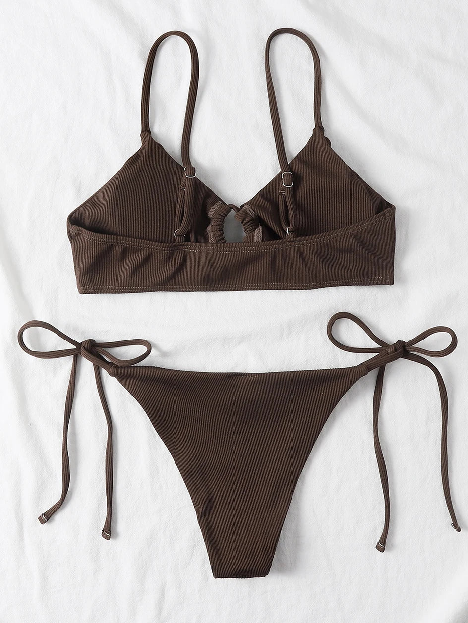 Demi bikini | Simpel & trendy in de kleur Zwart voor dames in Beach stijl ideaal voor de zomer.