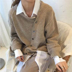 DINA | Luxe trui met knopen in de kleur Bruin voor dames in stijl ideaal voor de herfst.