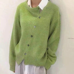 DINA | Luxe trui met knopen in de kleur Groen voor dames in stijl ideaal voor de herfst.