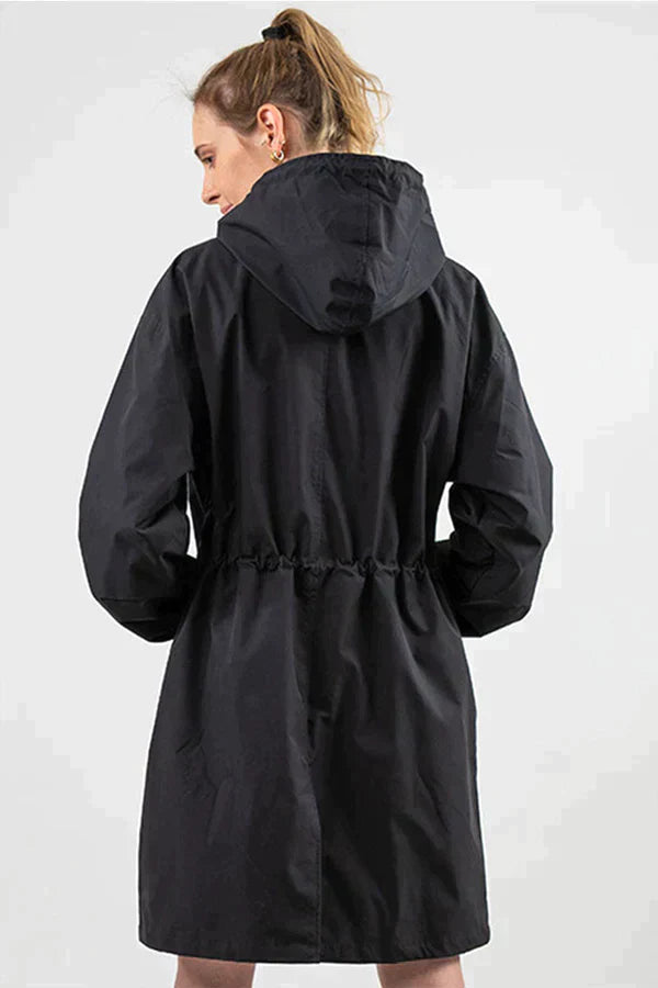 Dry | Waterdichte regenjas met knopen en capuchon in de kleur Beige voor dames in Outdoor stijl ideaal voor de herfst.