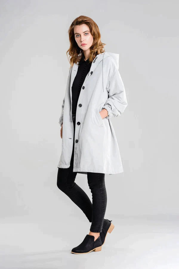 Dry | Waterdichte regenjas met knopen en capuchon in de kleur Grijs voor dames in Outdoor stijl ideaal voor de herfst.