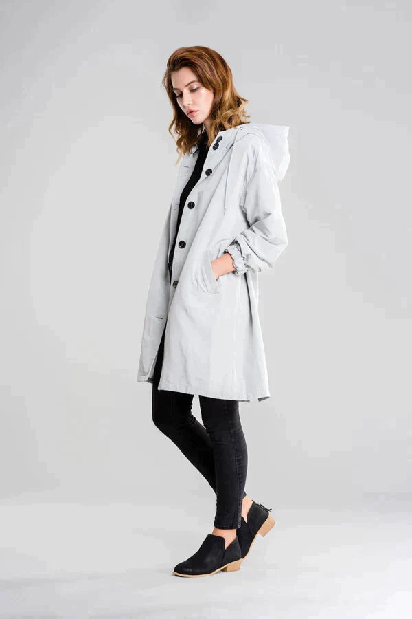 Dry | Waterdichte regenjas met knopen en capuchon in de kleur Grijs voor dames in Outdoor stijl ideaal voor de herfst.