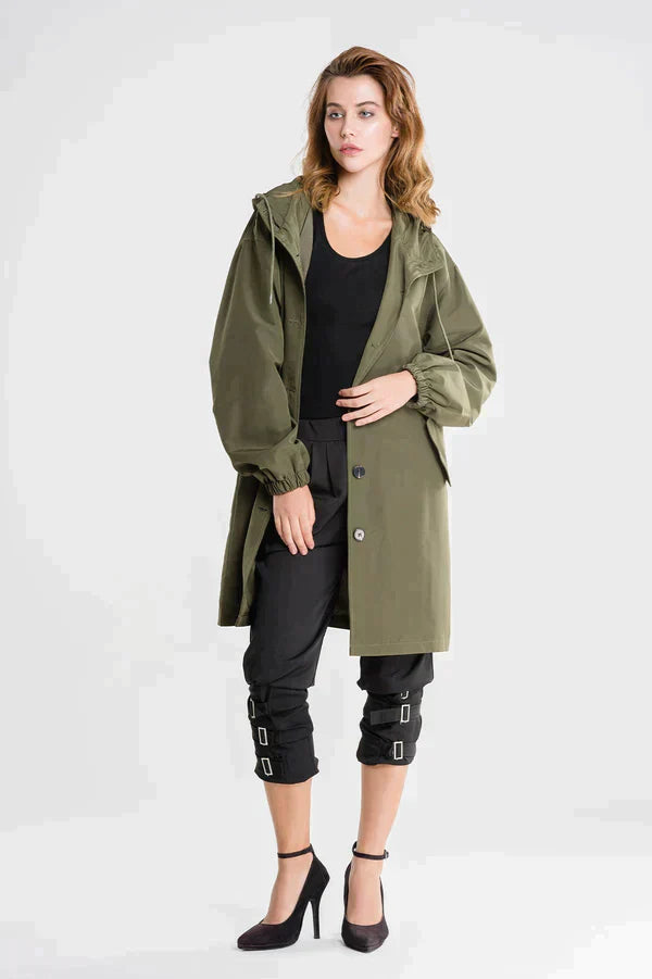 Dry | Waterdichte regenjas met knopen en capuchon in de kleur Legergroen voor dames in Outdoor stijl ideaal voor de herfst.