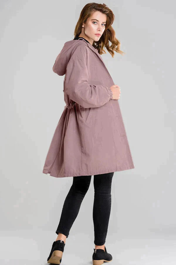Dry | Waterdichte regenjas met knopen en capuchon in de kleur Lichtroze voor dames in Outdoor stijl ideaal voor de herfst.