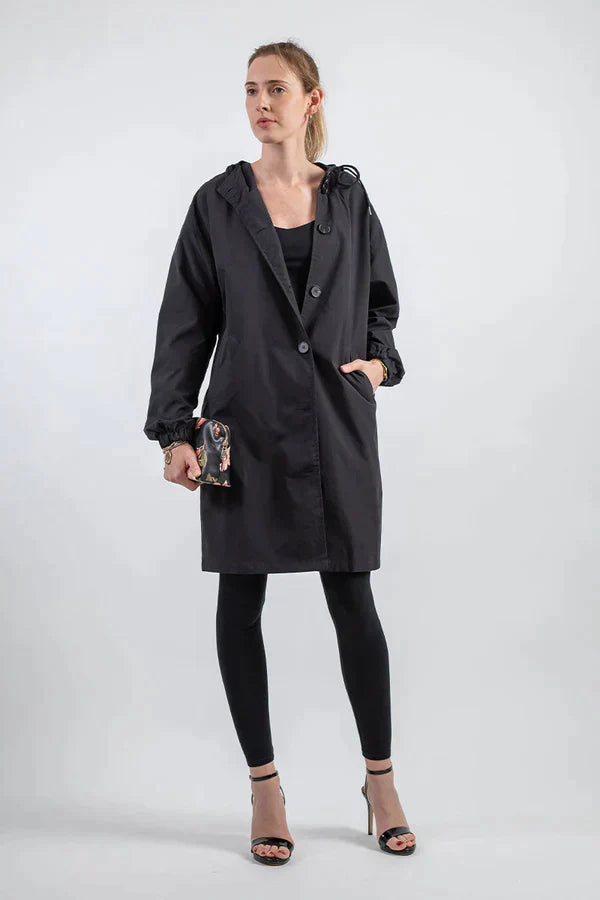Dry | Waterdichte regenjas met knopen en capuchon in de kleur Zwart voor dames in Outdoor stijl ideaal voor de herfst.
