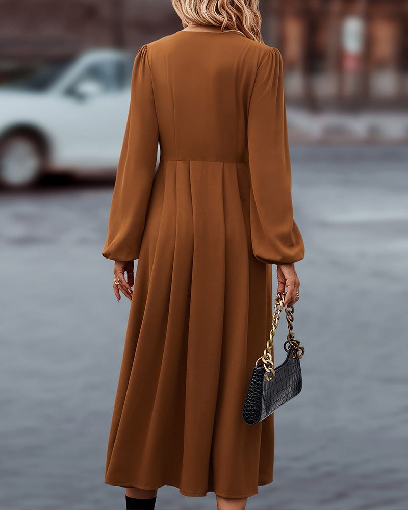 Elke | Elegante herfstjurk met knopen en V-hals in de kleur Bruin voor dames in stijl ideaal voor de herfst.
