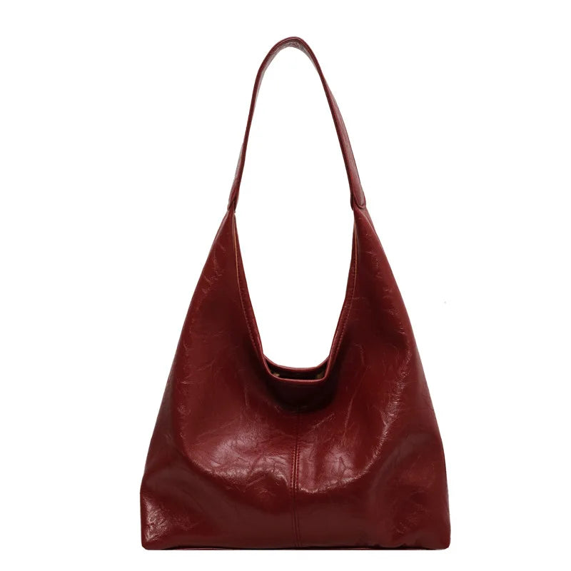 Emma | Grote leren schoudertas voor dames in de kleur Rood voor dames in stijl geschikt voor alle seizoenen.