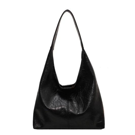 Emma | Grote leren schoudertas voor dames in de kleur Zwart voor dames in stijl geschikt voor alle seizoenen.