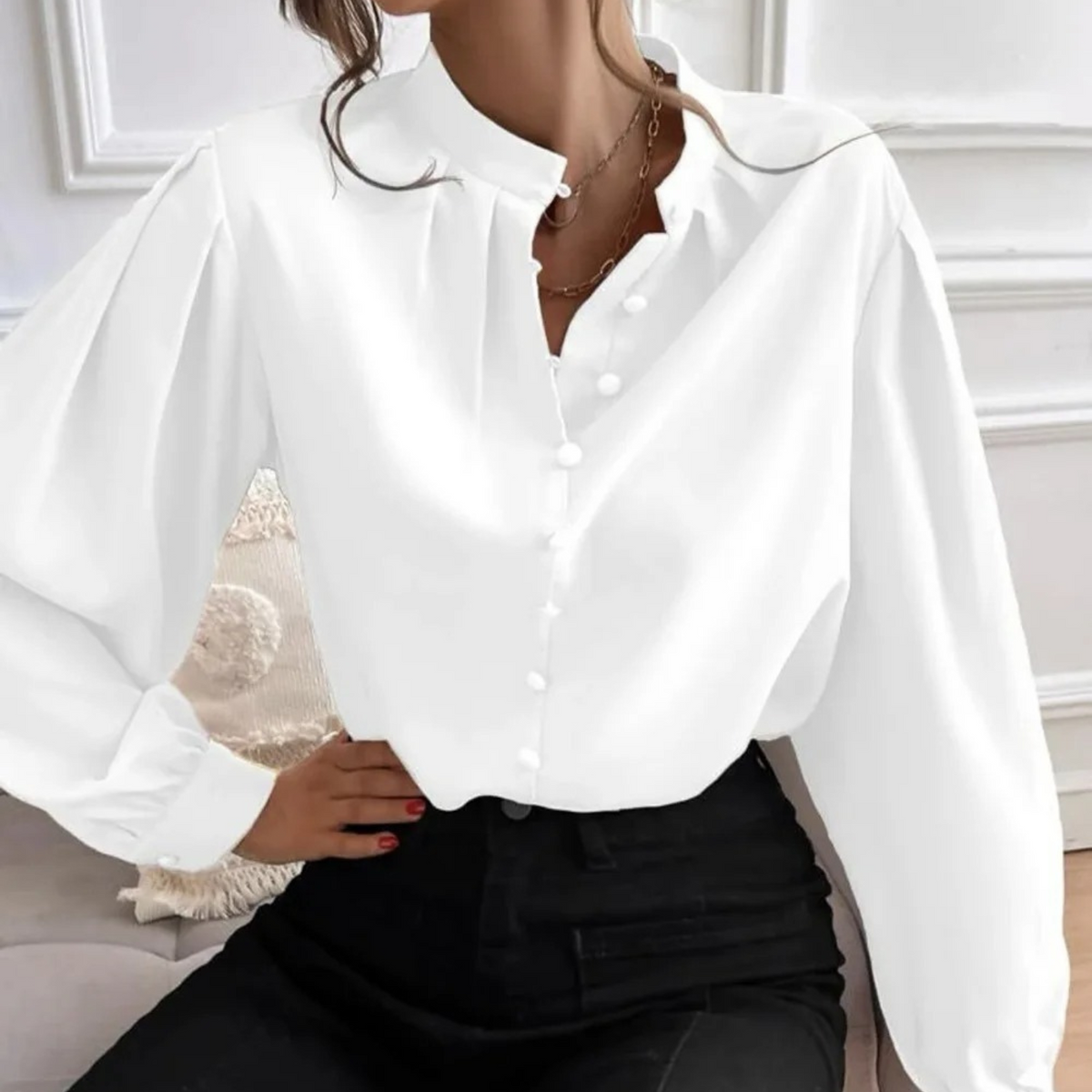Emma | Witte elegante gebloemde damesblouse met omslagkraag in de kleur Wit voor dames in stijl ideaal voor de herfst.
