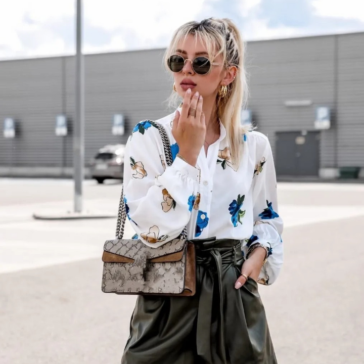 Emma | Witte elegante gebloemde damesblouse met omslagkraag in de kleur Wit/Blauw voor dames in stijl ideaal voor de herfst.