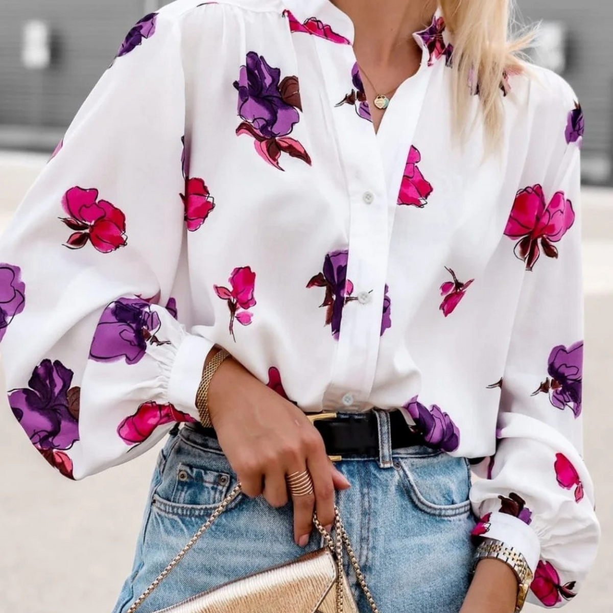 Emma | Witte elegante gebloemde damesblouse met omslagkraag in de kleur Wit/Paars voor dames in stijl ideaal voor de herfst.
