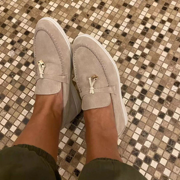 Deze vrouwenloafer is voorzien van een elegant slotdetail voor een vleugje verfijning. Gemaakt van hoogwaardige materialen, biedt deze loafer stijl en comfort, met een tijdloos ontwerp geschikt voor diverse gelegenheden.