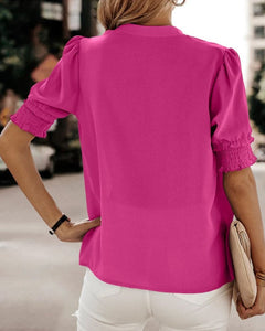 Stijl en comfort komen samen met deze kortemouwentop met een elegante V-hals, perfect voor diverse gelegenheden. De top is een tijdloze aanvulling op elke outfit, of je nu voor een formele of casual look gaat. Klassieke V-hals voor een stijlvolle uitstraling, comfortabele korte mouwen bieden bewegingsvrijheid, en hoogwaardige stof staat garant voor duurzaamheid en draagcomfort. Maattabel beschikbaar voor borst, mouw en lengte.